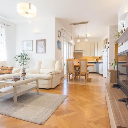Spacious Apartment On A Great Location -Apartment Kuhta Biograd Na Moru Esterno foto