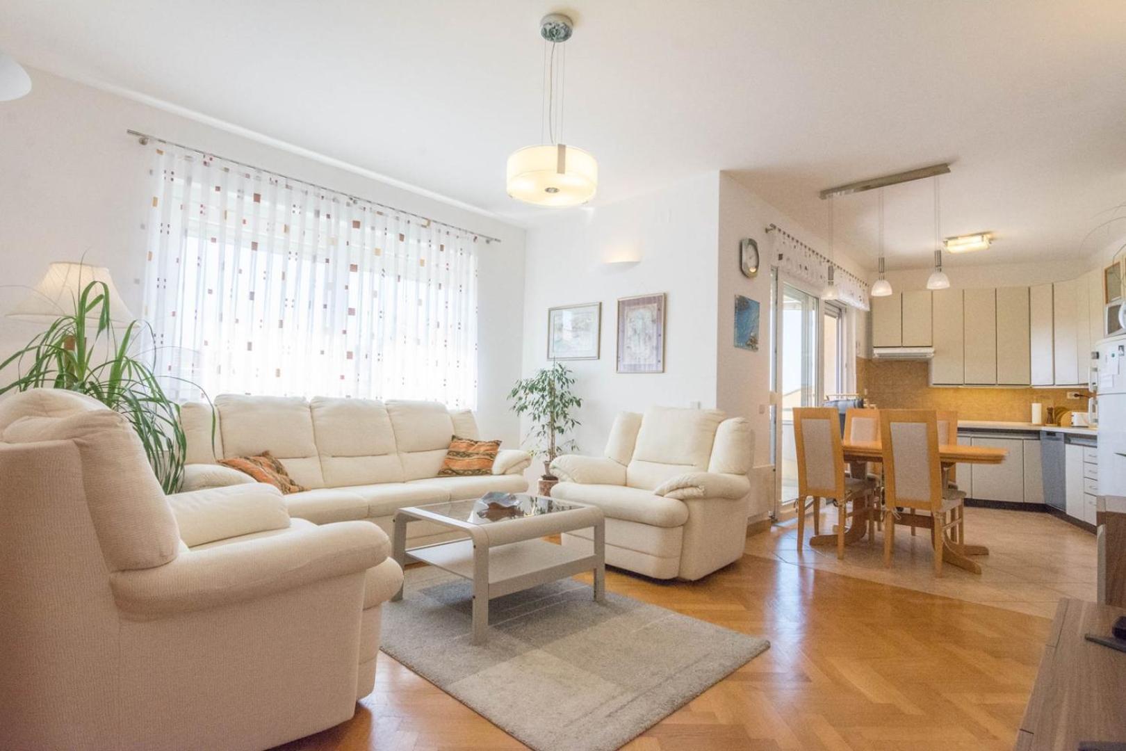 Spacious Apartment On A Great Location -Apartment Kuhta Biograd Na Moru Esterno foto