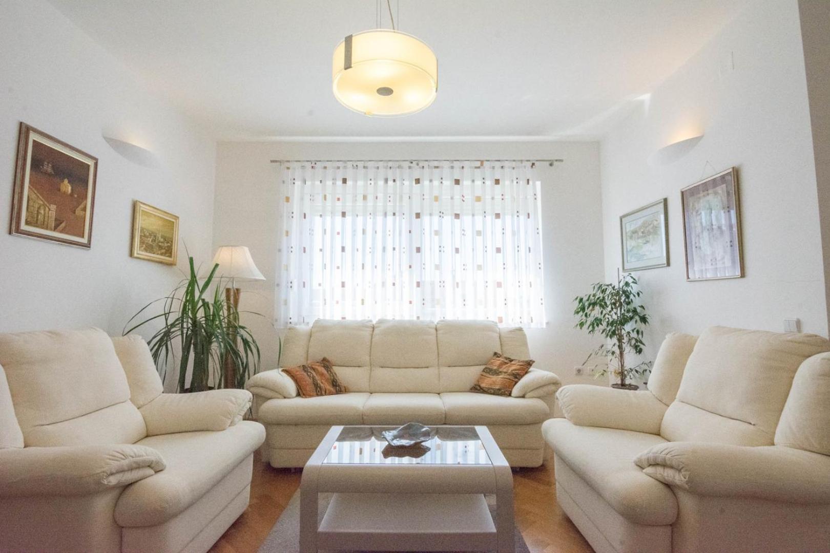 Spacious Apartment On A Great Location -Apartment Kuhta Biograd Na Moru Esterno foto