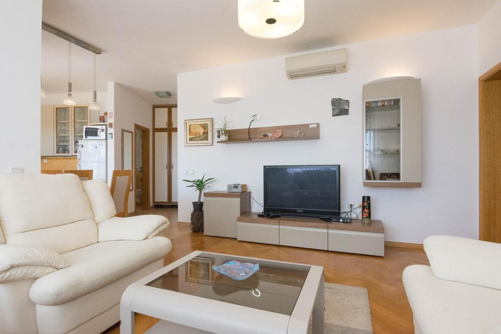 Spacious Apartment On A Great Location -Apartment Kuhta Biograd Na Moru Esterno foto