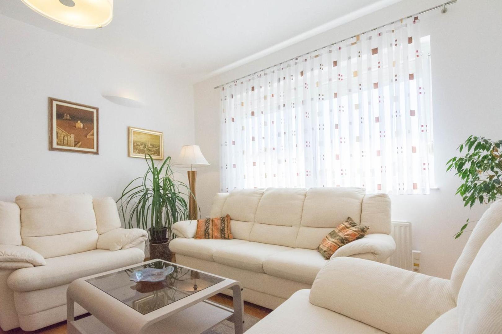 Spacious Apartment On A Great Location -Apartment Kuhta Biograd Na Moru Esterno foto
