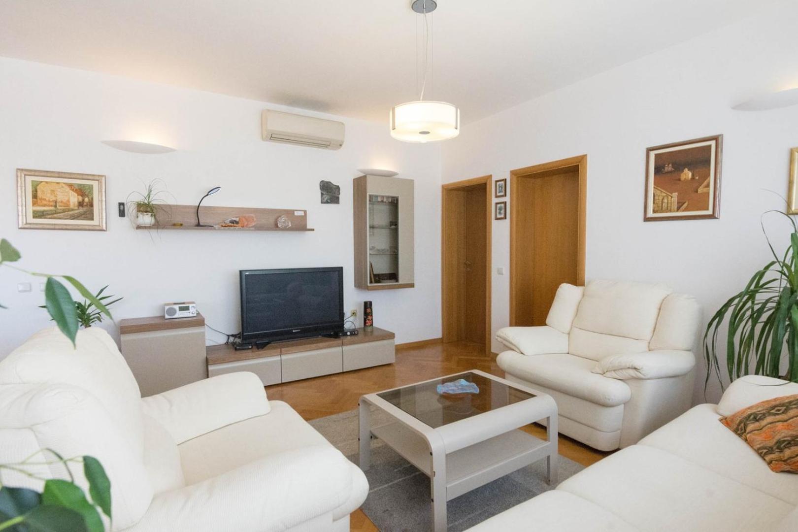 Spacious Apartment On A Great Location -Apartment Kuhta Biograd Na Moru Esterno foto