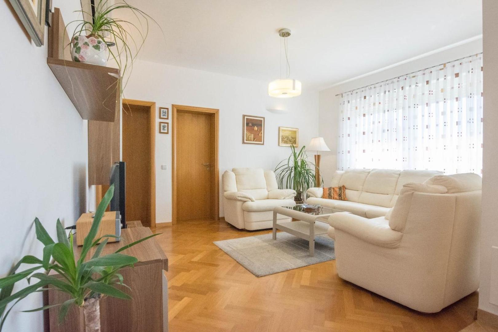 Spacious Apartment On A Great Location -Apartment Kuhta Biograd Na Moru Esterno foto