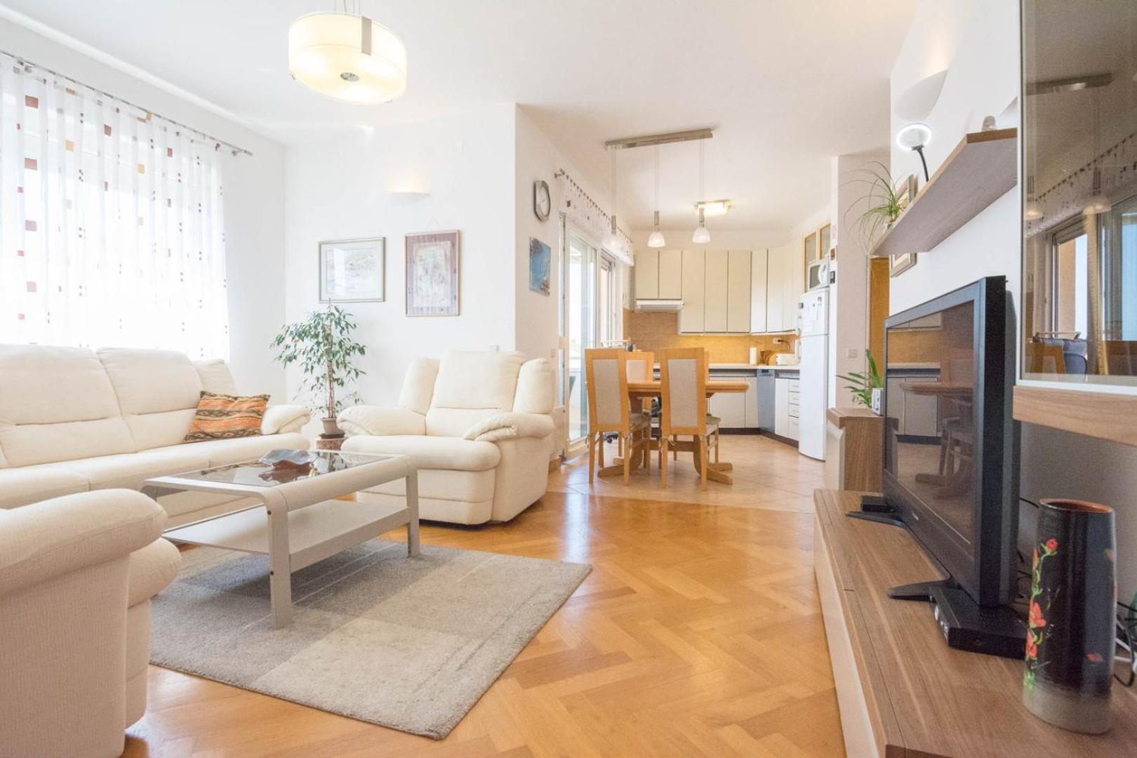 Spacious Apartment On A Great Location -Apartment Kuhta Biograd Na Moru Esterno foto